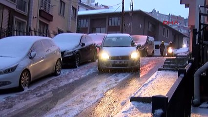 Ara sokaklardaki buzlanma sürücülere ve yayalara zor anlar yaşattı