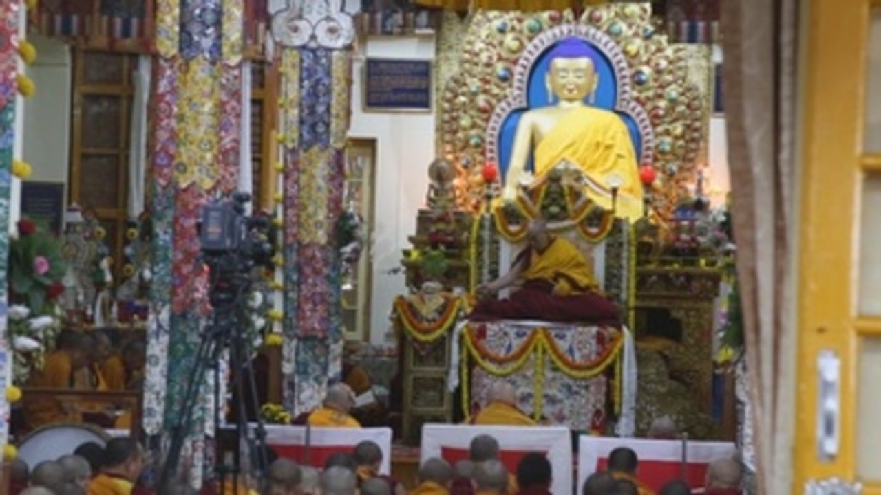 El Dalai Lama participa en una oración multitudinaria en Dharamsala