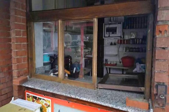 Bir öncekinde çiçek bıraktılar, şimdi camları kırdılar…