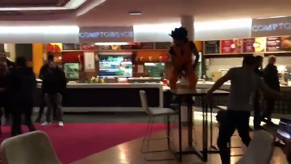 Rugby - Le cagoulin Dragon Ball Z de Porto-Vecchio à l'aéroport