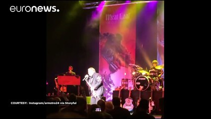 Meat Loaf collapses on stage singing 'I’d Do Anything for Love'