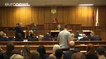 Pistorius walks without prosthetics in court