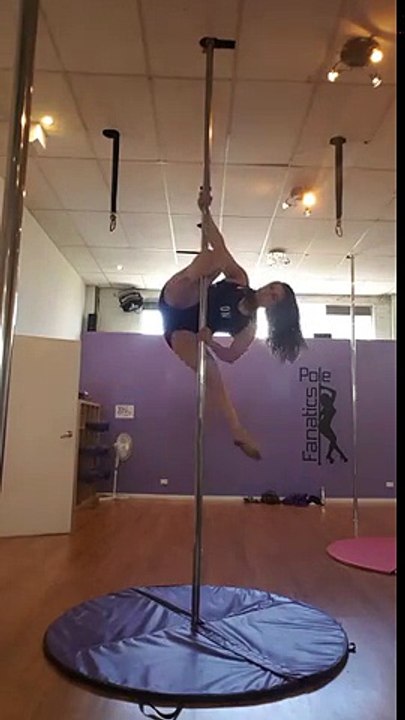 Pole Dance : elle s'explose la tête en se retournant !