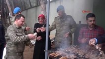 Hatay Zeytin Dalı Harekatı'na Katılan Askerlere Cağ Kebabı İkram Ettiler