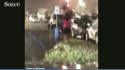 Anne bebeğini şemsiye olarak kullandı