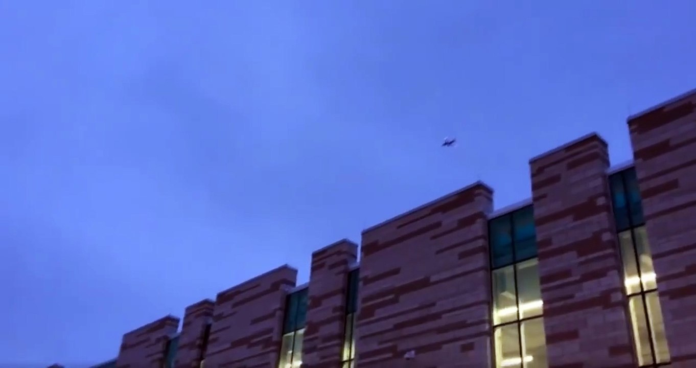 Uçağın motoru havada parçalandı... O anlar kamerada...