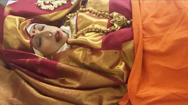 Sridevi last journey : Actress prepared as bride, dressed in red Banasri saree | Oneindia News