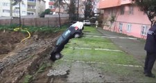 Kadıköy'de Toprak Kayması: 4 Katlı Bina Boşaltıldı, Otomobilleri Ağaçlara Bağladılar
