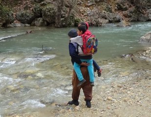 Öğrenciler Okul Servisine Dedelerinin Sırtında Çaydan Geçerek Ulaşıyor