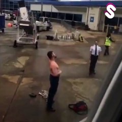 Zorlu yolcu tepkisini soyunarak gösterdi