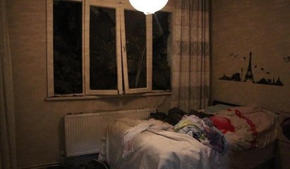 Bebek'te istinat duvarı evin üzerine çöktü