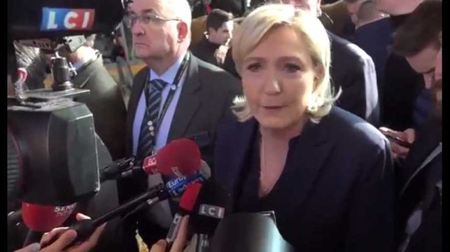 Au Salon de l'Agriculture, Marine Le Pen raille le tribunal médiatique pro-Macron