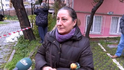 Kadıköy'de toprak kayması:2 araç çukurda asılı kaldı