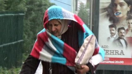 Sağanak yağış vatandaşa zor anlar yaşattı