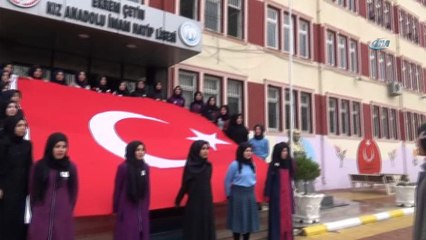 İmam Hatipli kızlardan Mehmetçiğe duygusal şiir
