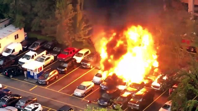 Un Food Truck prend feu sur un parking et explose... Impressionnant