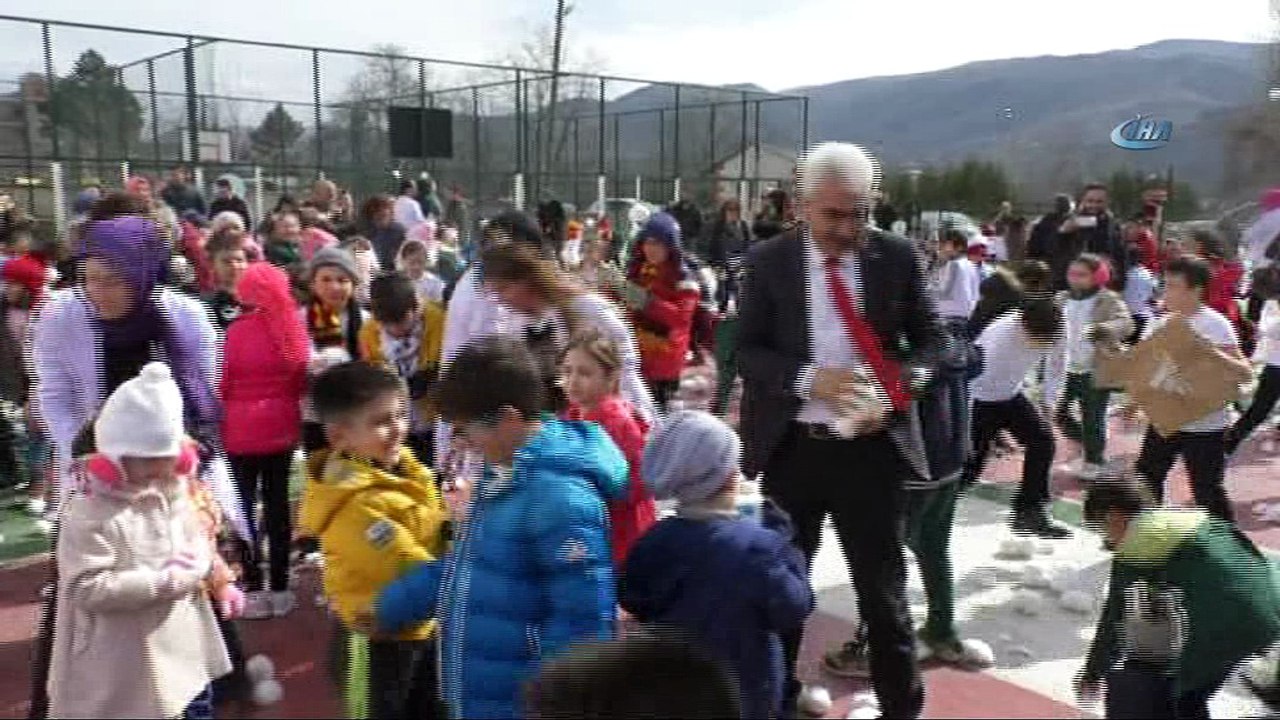 Kar yağmayınca pamuktan kar topu yaparak eğlendiler