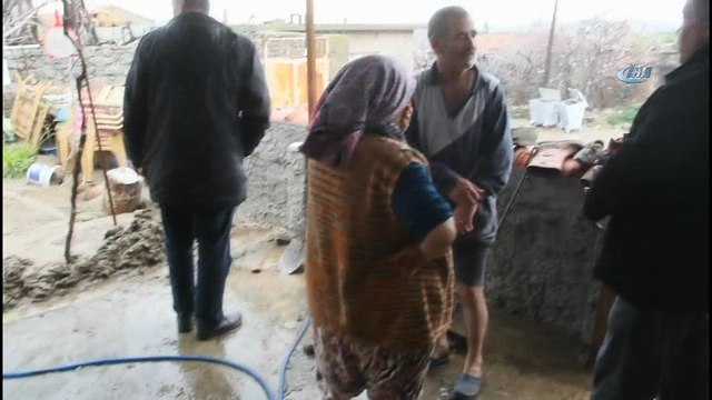 Ezine'de sel felaketi...Evleri su bastı, hayvanlar telef oldu