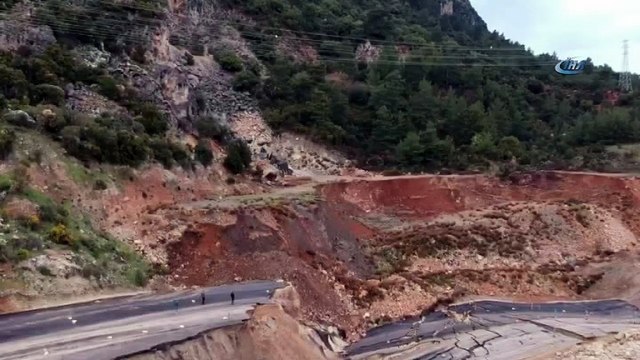 Antalya-Kumluca yolundaki heyelan bölgesi havadan görüntülendi