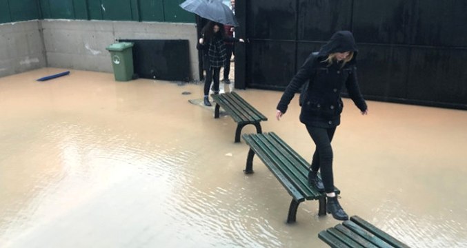 Göle Dönen Okul Bahçesinde Öğrenciler Banklardan Köprü Oluşturdu
