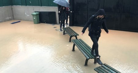 Göle Dönen Okul Bahçesinde Öğrenciler Banklardan Köprü Oluşturdu