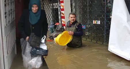 Evini Su Basan Yaşlı Kadın, Poşet Giyerek  Sudan Çıktı