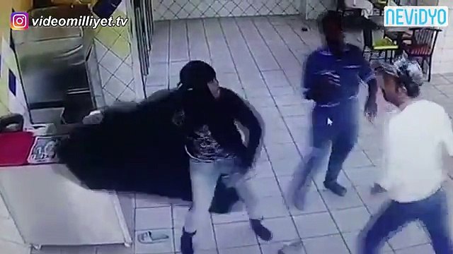 Acemi Kamera video sitesi - uçan tekme atan kadın