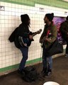 Ils reprennent une chanson des Beatle dans le métro