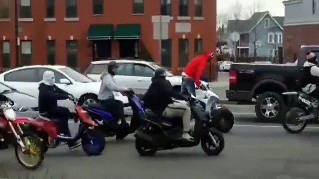 La police de Boston tend un piège à un rassemblement illégal de motards