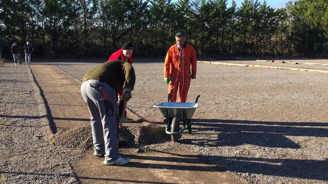 Le responsable des brouettes en pleine action