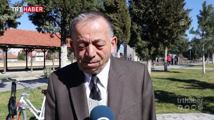 "Resmi hizmete mahsus" bisikletiyle evrak dağıtıyor