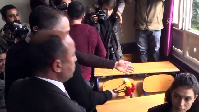 Sanatçılardan roketli saldırıda hayatını kaybeden Fatma Avlar'ın okulunu ziyaret - HATAY