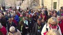 كنيسة القيامة في القدس تعج بالمصلين بعد اعادة فتحها