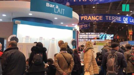 下载视频: Au Salon de l'agriculture, les producteurs de lait son prêts à tout pour vous en faire boire