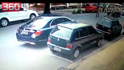 Hajduti tenton të grabisë makinën luksoze,pronari nxjerr pistoletën dhe... (360video)