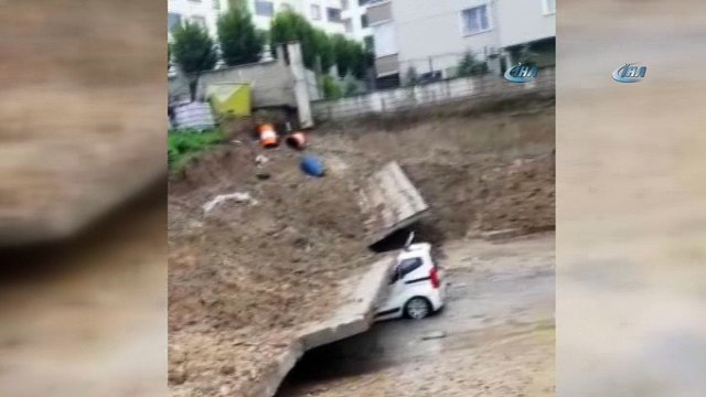 Bursa'da facia teğet geçti... Yağmur nedeniyle istinat duvarı çöktü otomobil altında kaldı