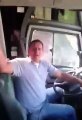 Ce conducteur de bus se lève pour danser... mais alors qui conduit???