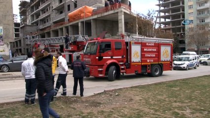 Descargar video: Elazığ’da intihara teşebbüs eden şahsı Dekan ikna etti