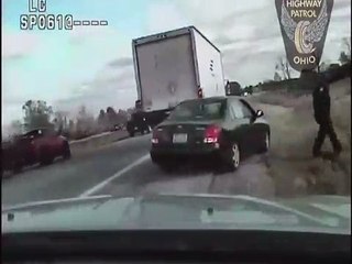Ce controle de police va tourner court à cause d'un camion