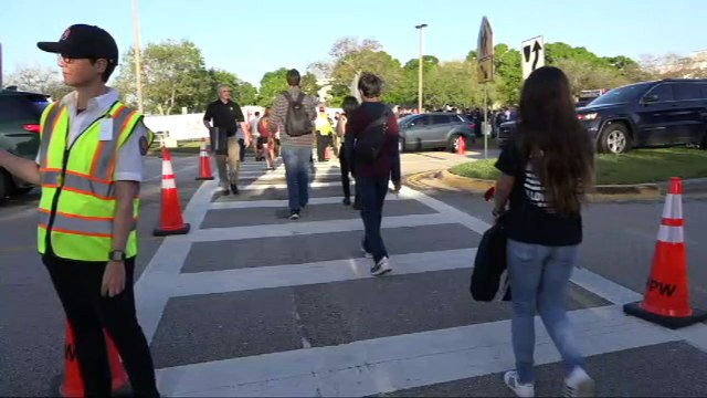 Sobrevivientes de la masacre en Florida vuelven a clases