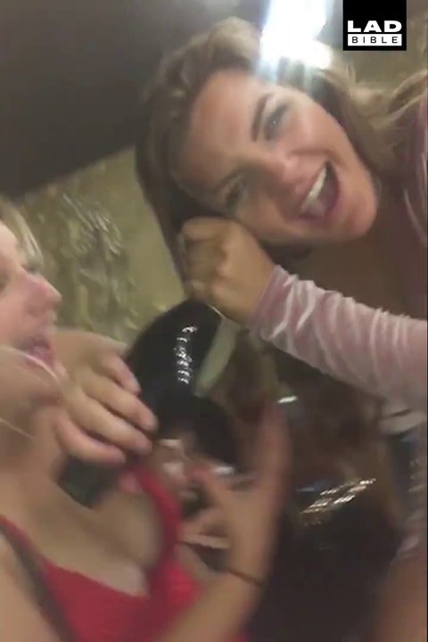 Ne jamais laisser des filles bourrées dans des toilettes... ça fini toujour mal