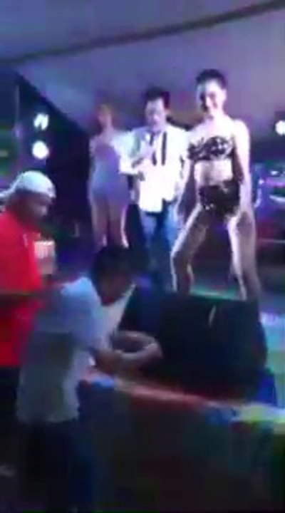 Sa copine est un peu jalouse non?!! KO pour quelques billets