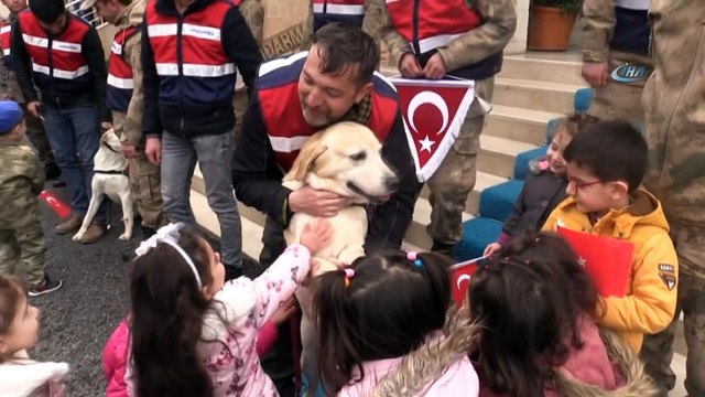 Miniklerden Mehmetçik’e anlamlı ziyaret