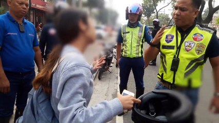 This woman started to curse the traffic enforcer when she's at fault not using her helmet.