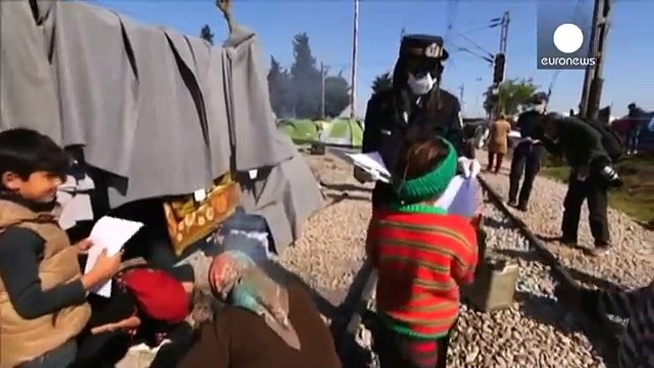 Refugees refuse to budge from makeshift Idomeni border camp in Greece