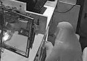Thief Fails to Cover His Face While Robbing Melbourne Business