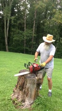 Il répare sa tronçonneuse à coups de marteau !
