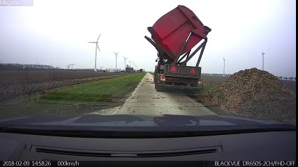 Chute d'un camion benne qui la vidait à la décharge