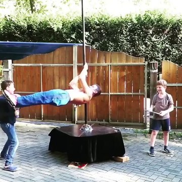 Entraînement d'abdos avec ses enfants qui le poussent quand il fait la planche horizontale !!
