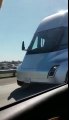 Le camion TESLA aperçu sur une autoroute américaine !
